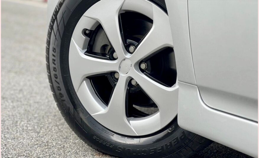 TOYOTA PRIUS 1.8 Hybrid Standard grade 2013