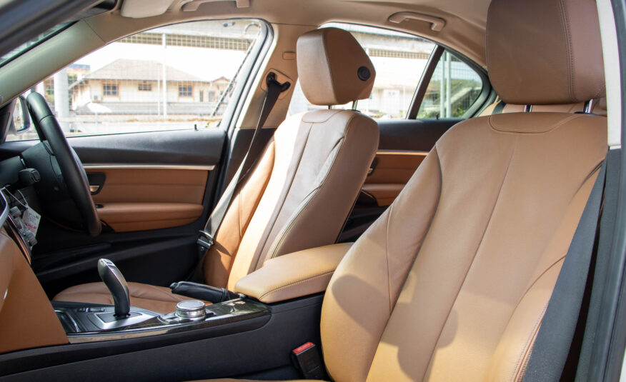 BMW 320i 2.0 LUXURY 2017