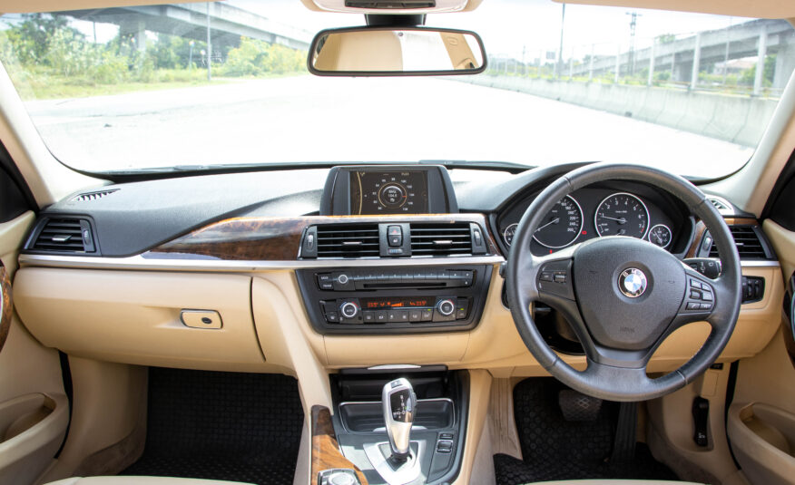 BMW 320i 2.0  F30 LUXURY 2014