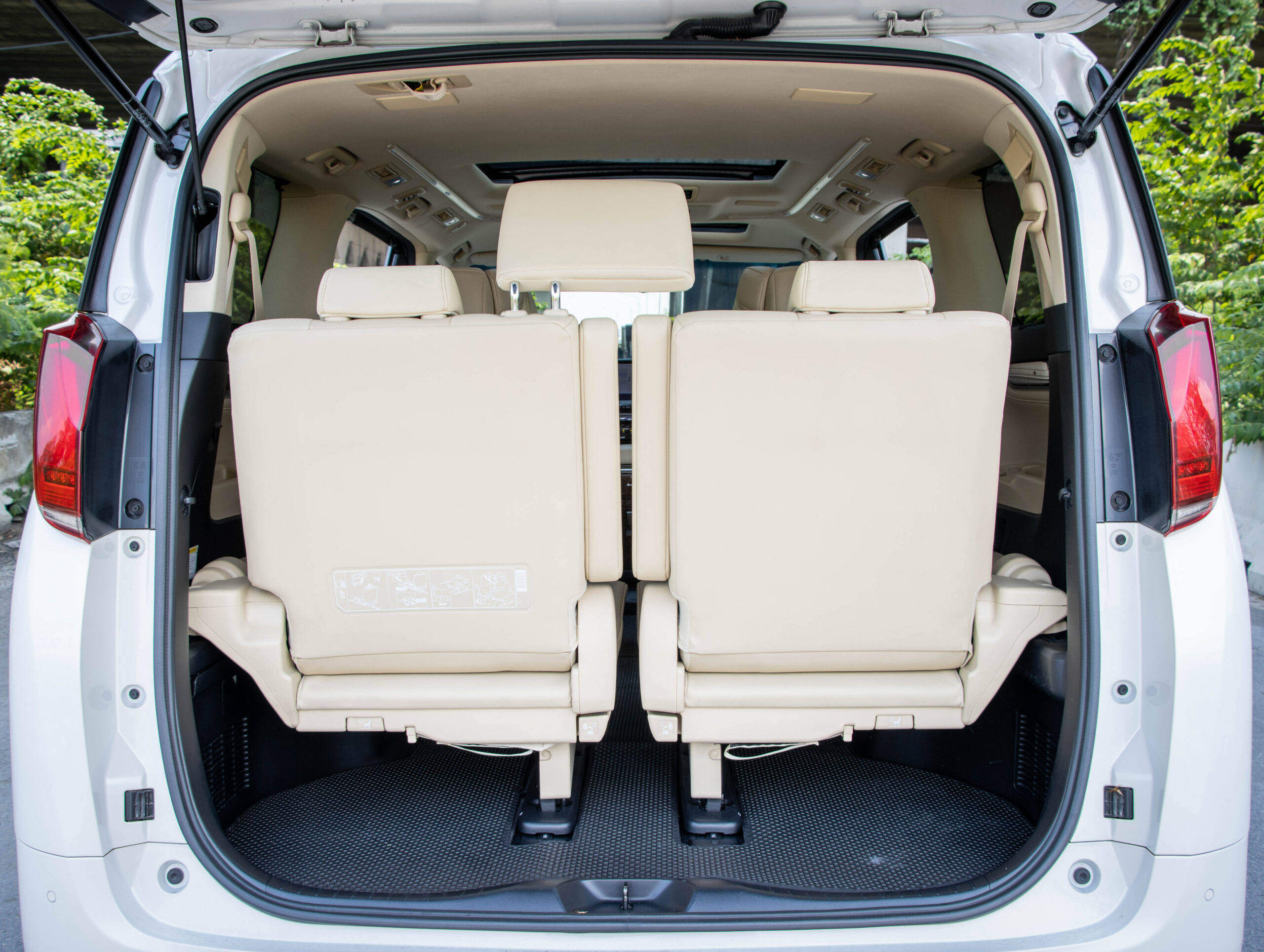 TOYOTA ALPHARD 2.5 HYBRID E-FOUR ปี2022