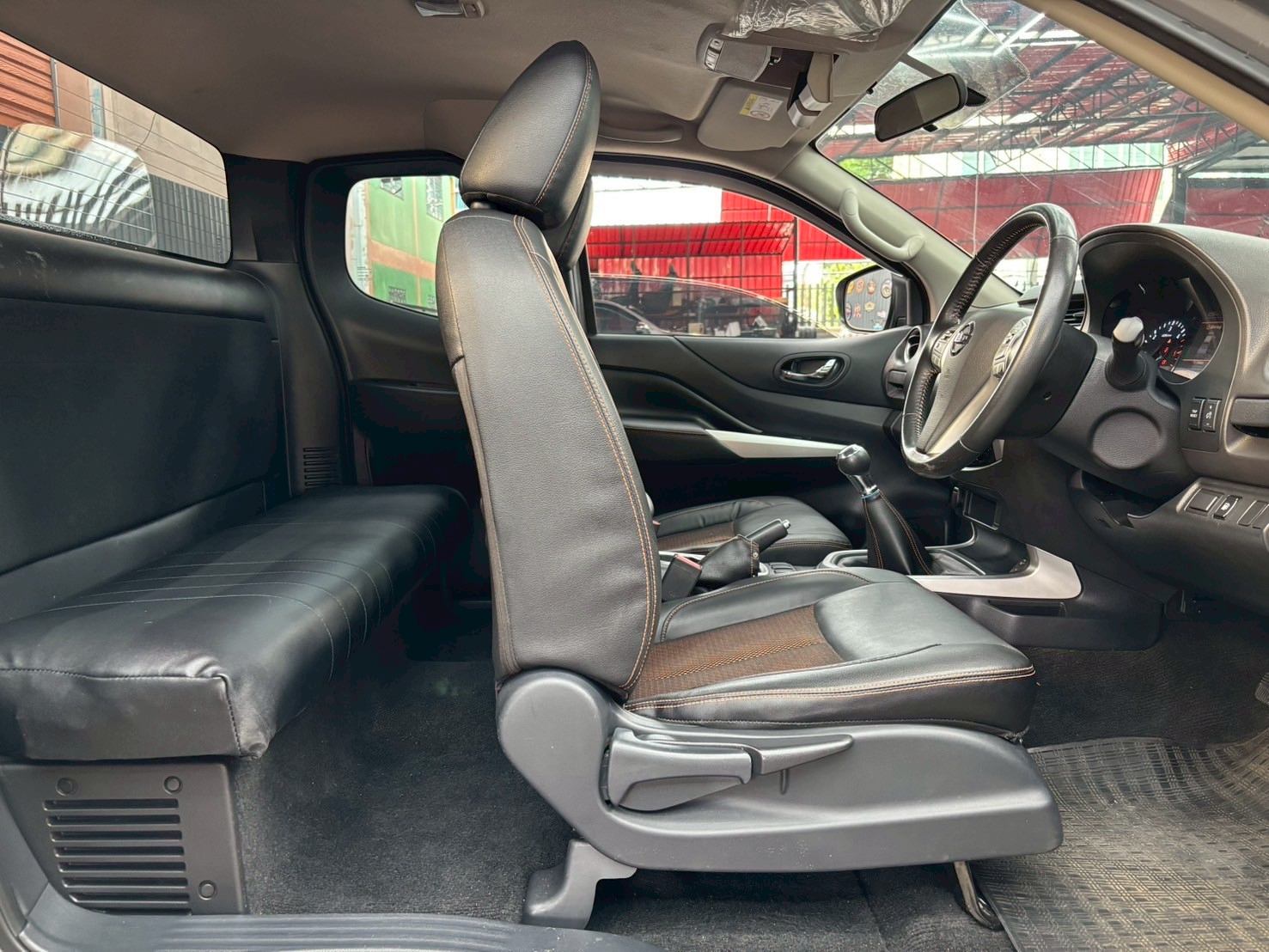 NISSAN NAVARA NP300 2.5 Calibre E Black Edition King Cab 2020