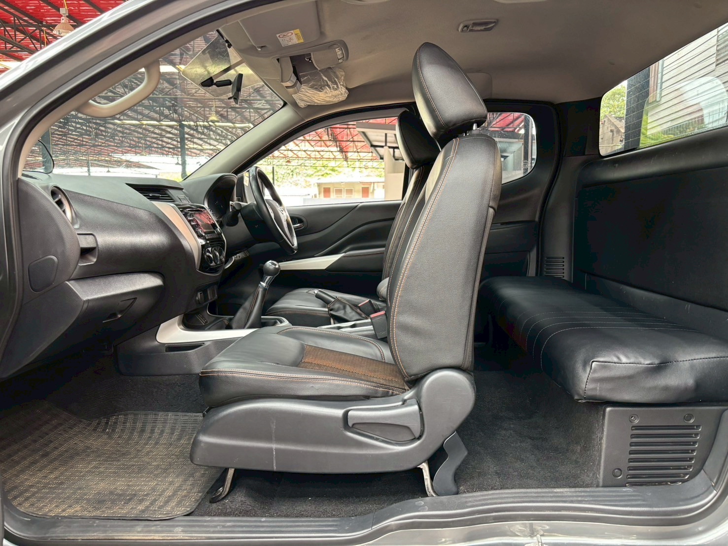 NISSAN NAVARA NP300 2.5 Calibre E Black Edition King Cab 2020