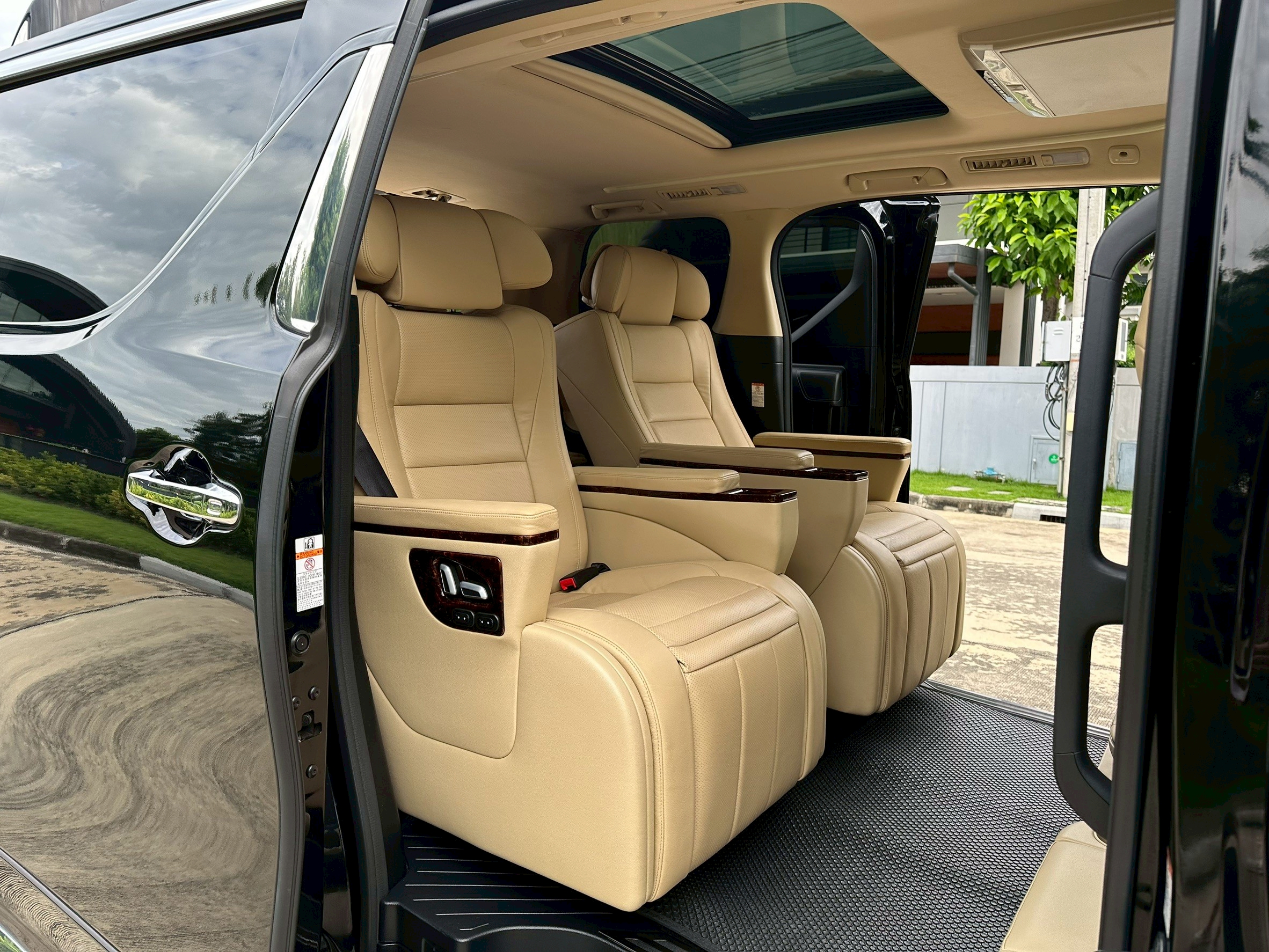 TOYOTA VELLFIRE 2.5 HYBRID X E-FOUR