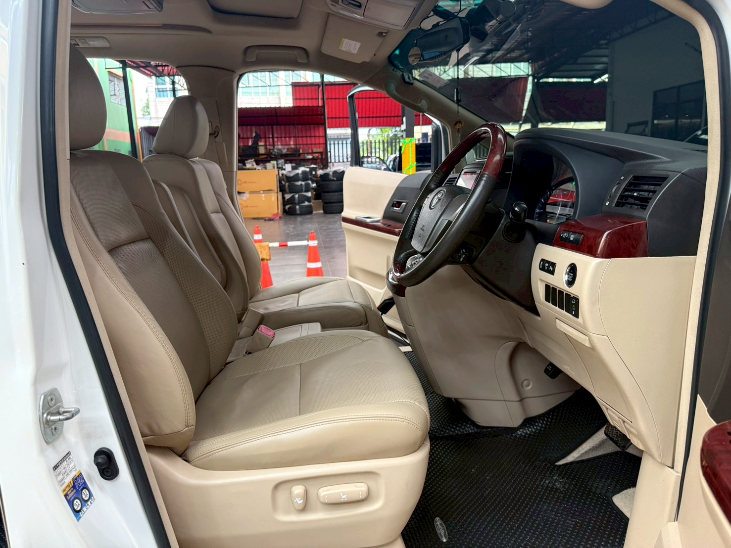 TOYOTA VELLFIRE 2.4 V 2011