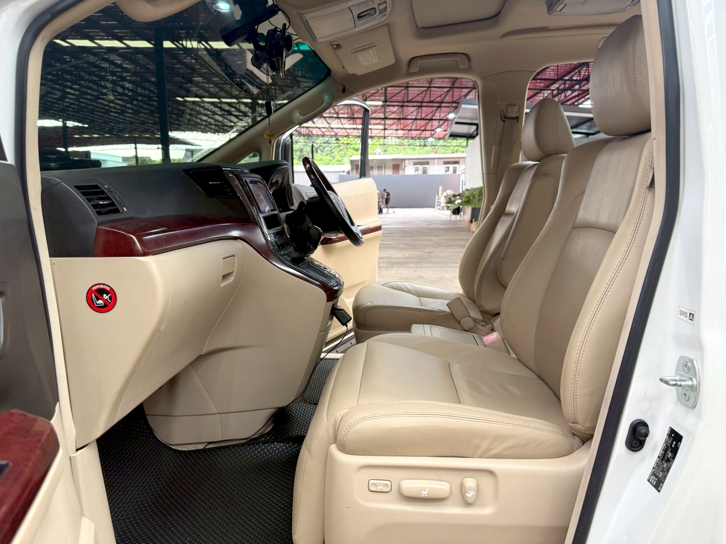 TOYOTA VELLFIRE 2.4 V 2011