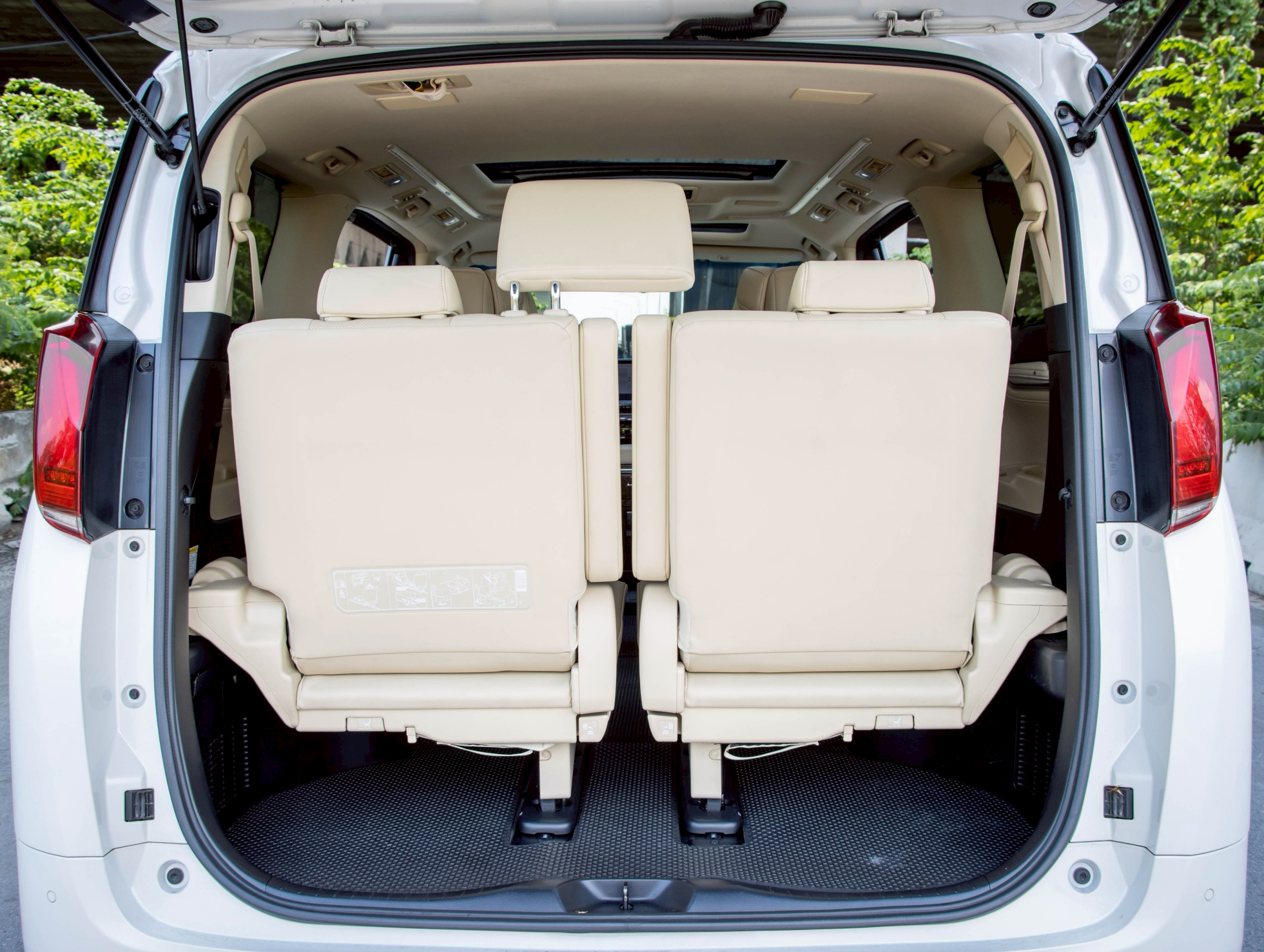 TOYOTA ALPHARD 2.5 HYBRID E-FOUR 2022