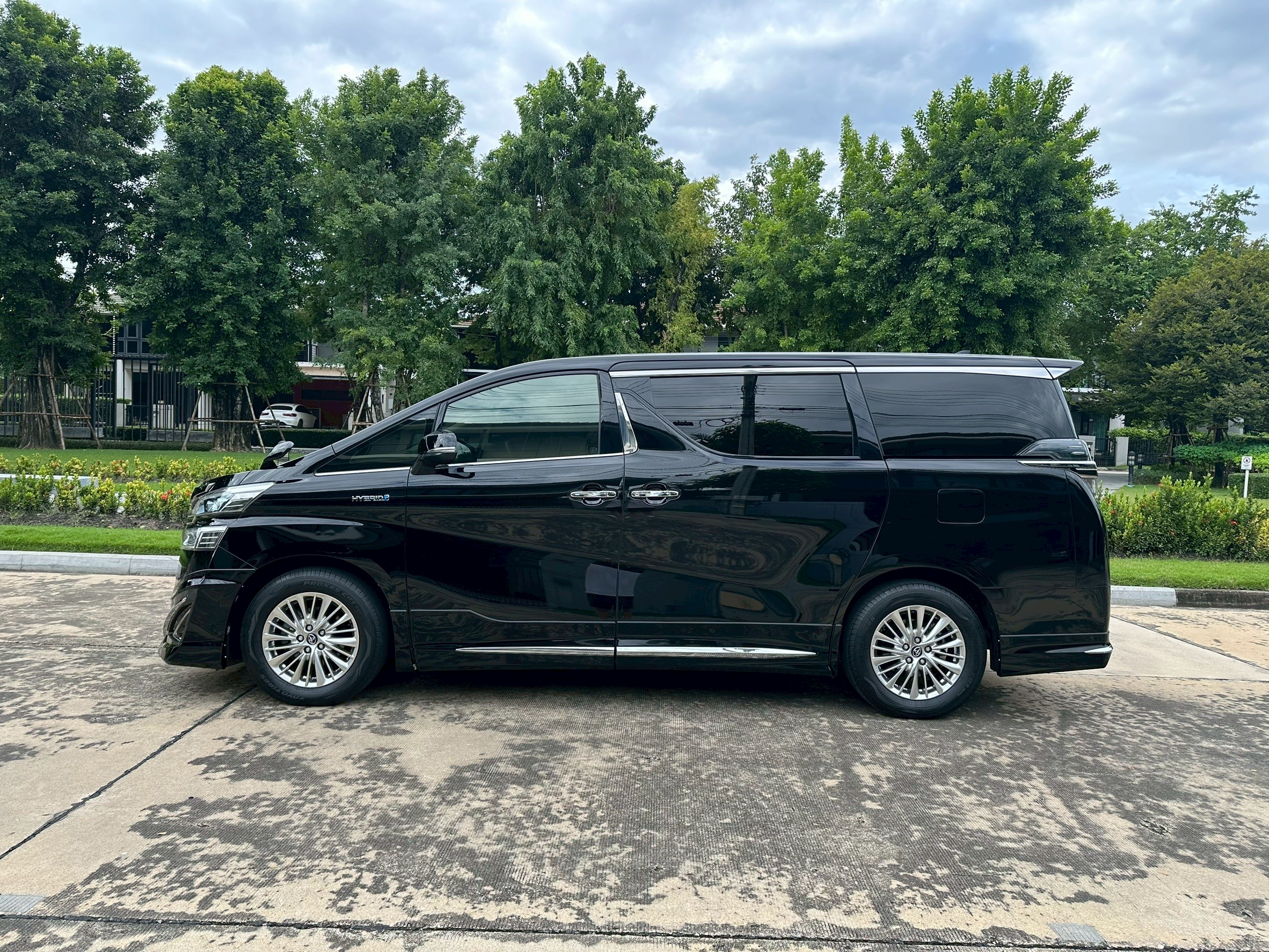 TOYOTA VELLFIRE 2.5 HYBRID X E-FOUR