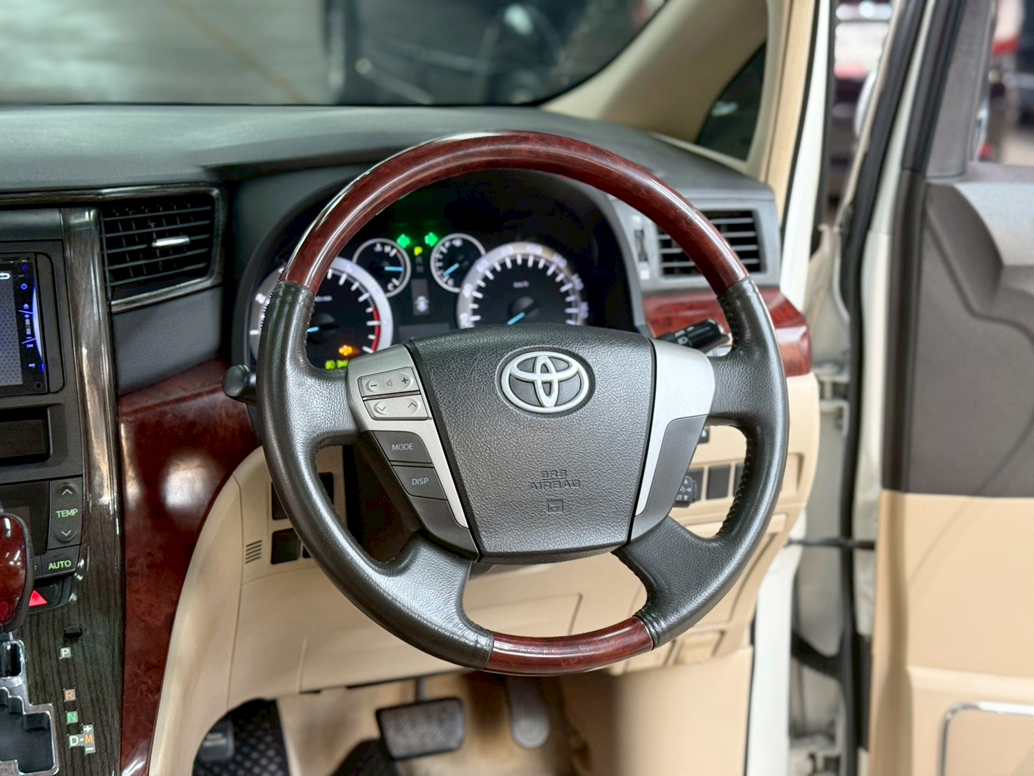 TOYOTA VELLFIRE 2.4 V 2011