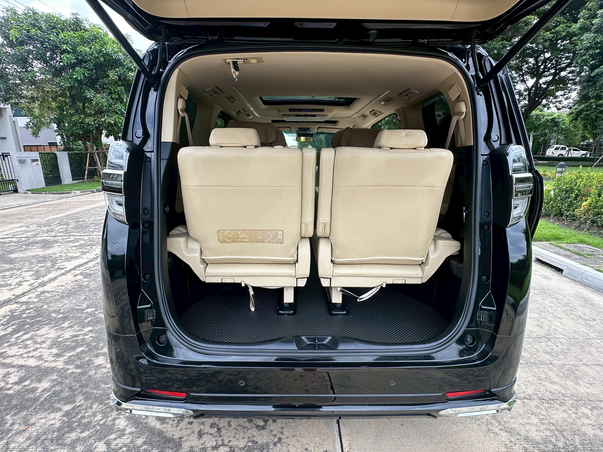 TOYOTA VELLFIRE 2.5 HYBRID X E-FOUR