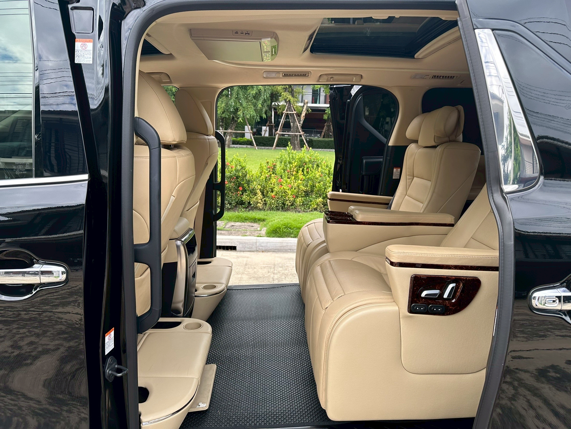 TOYOTA VELLFIRE 2.5 HYBRID X E-FOUR