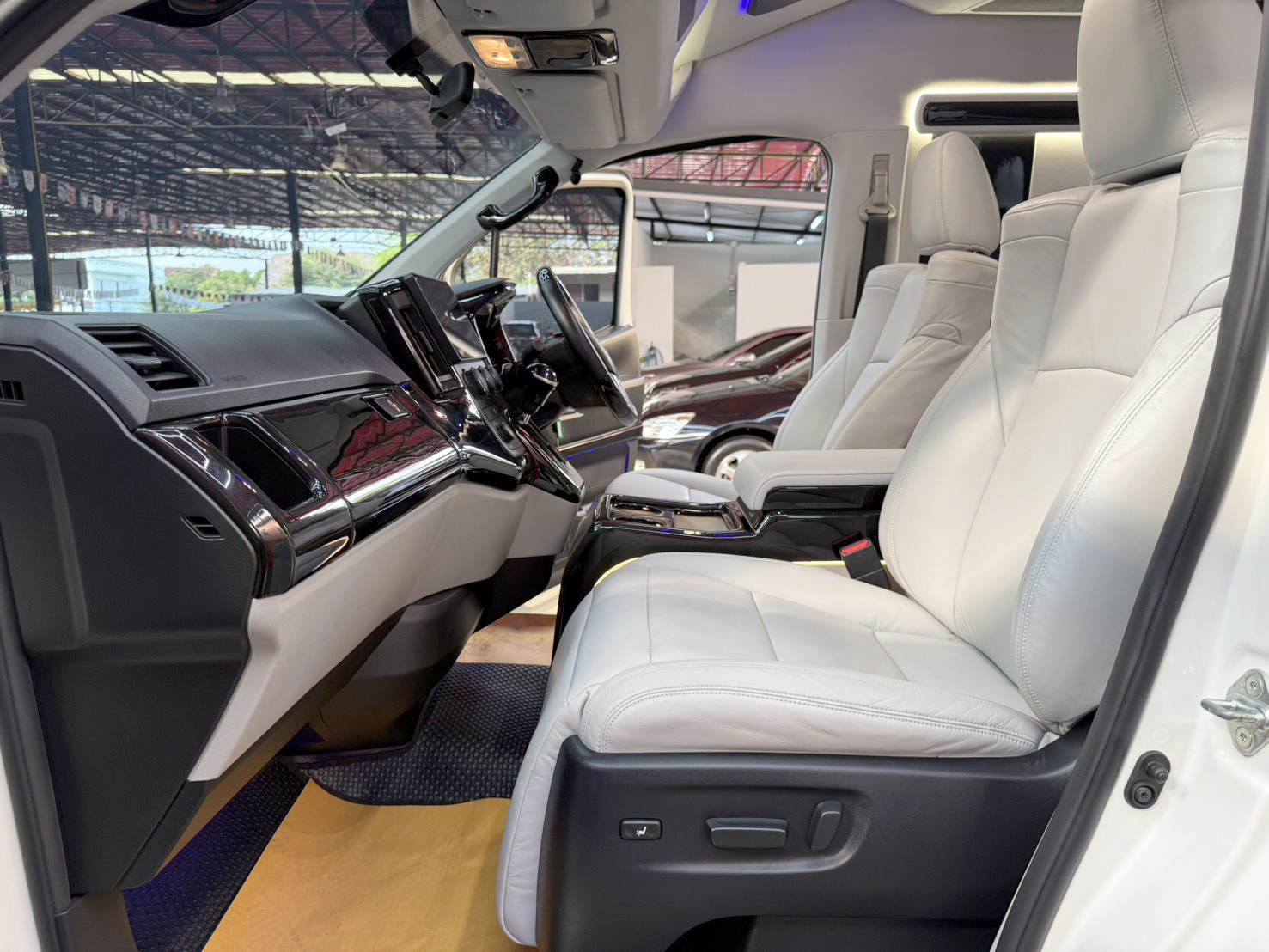 COMMUTER 2.8 Van 2024