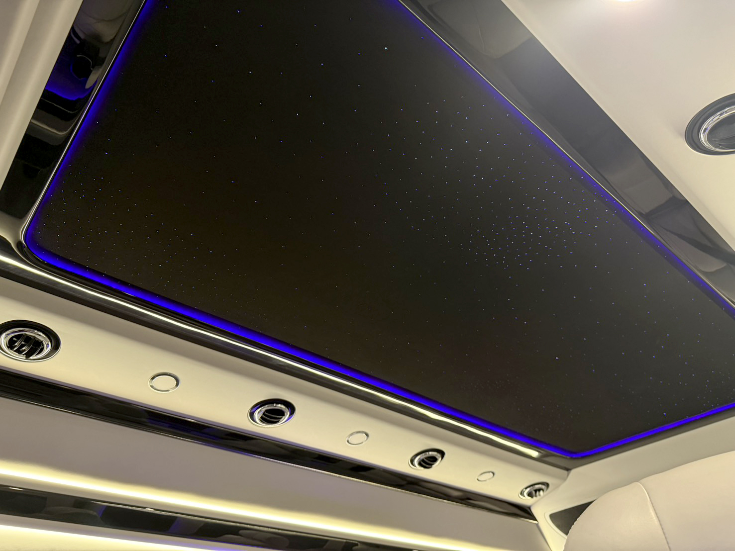 COMMUTER 2.8 Van 2024