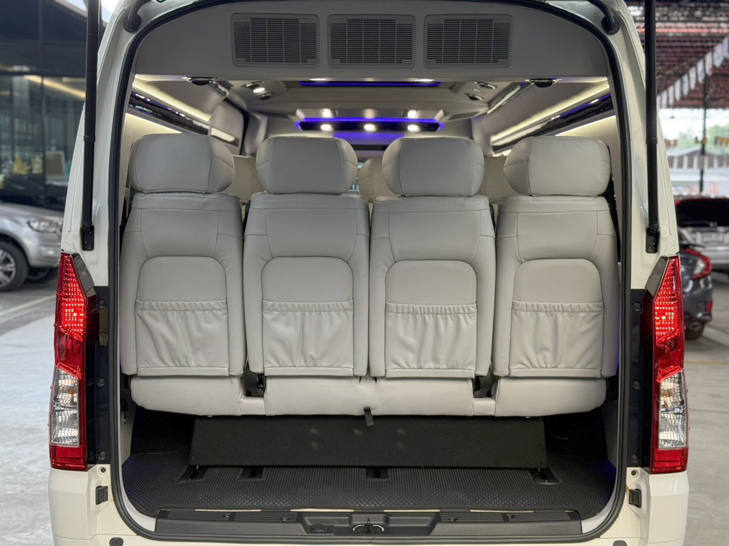 COMMUTER 2.8 Van 2024