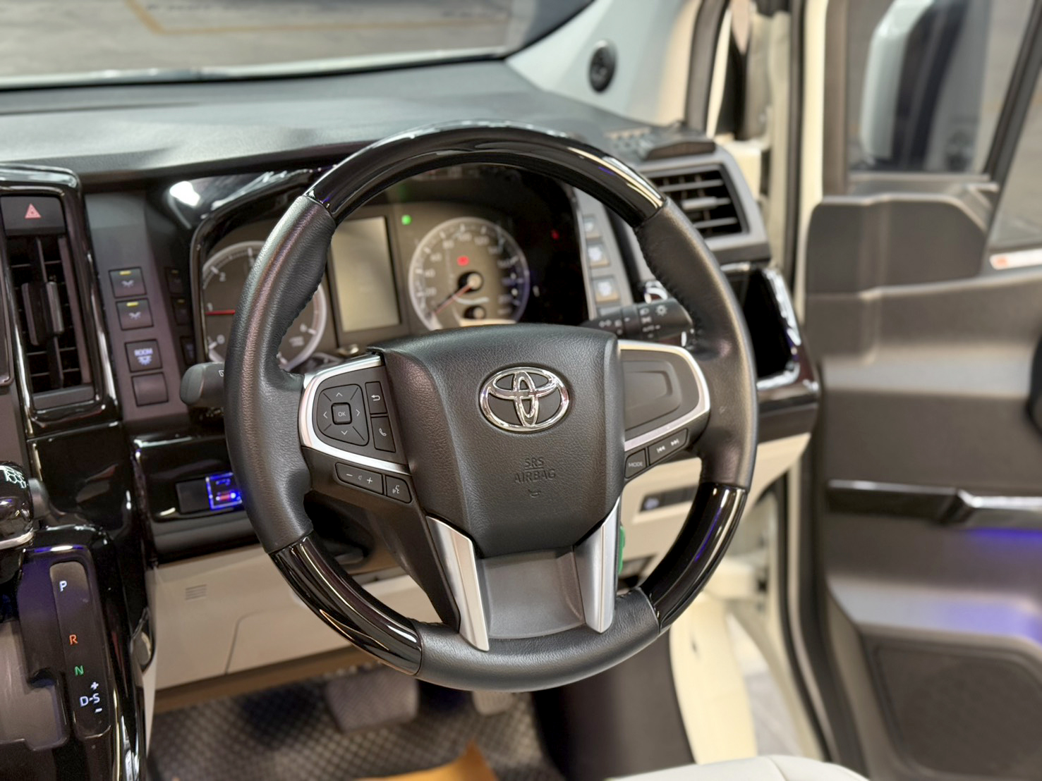 COMMUTER 2.8 Van 2024