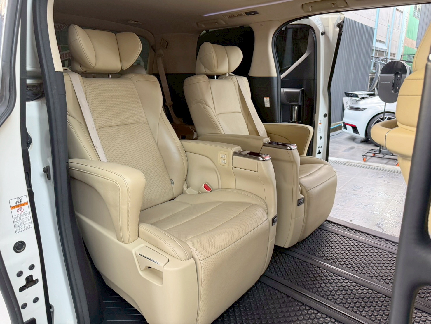 ALPHARD 2.5 Hybrid G F-Package E-Four 4WD 2017
