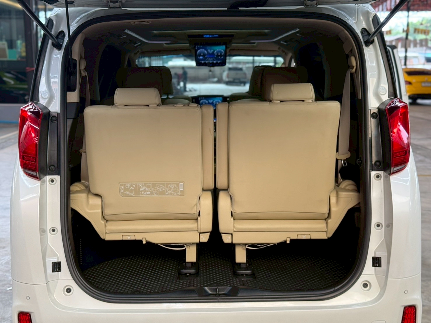 ALPHARD 2.5 Hybrid G F-Package E-Four 4WD 2017