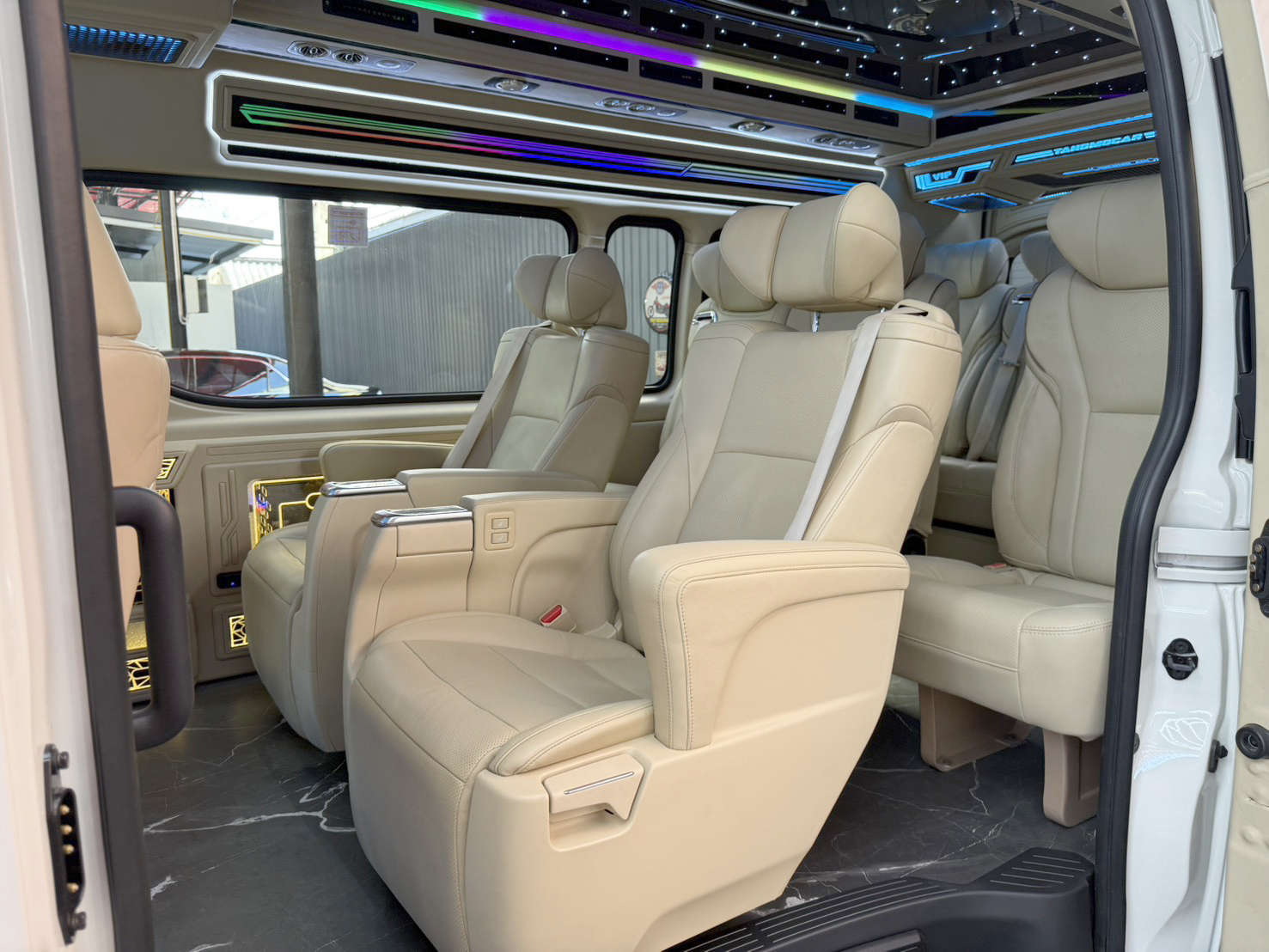 COMMUTER 2.8 Van 2026