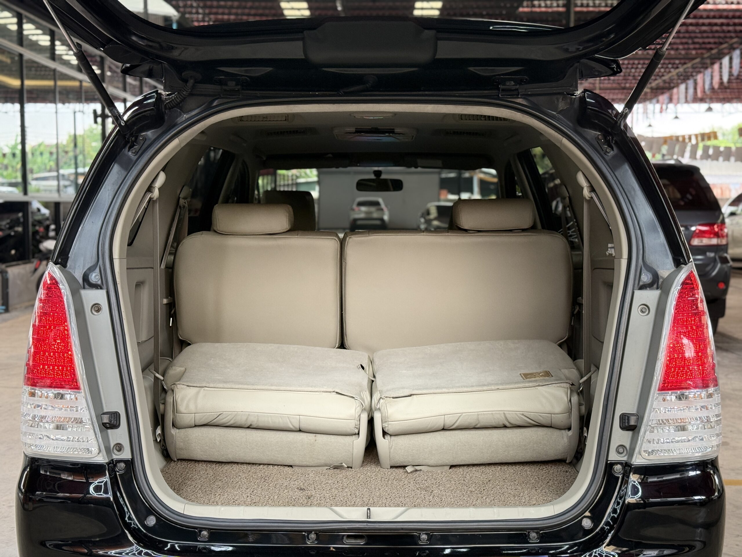 TOYOTA INNOVA 2.0 G 2010