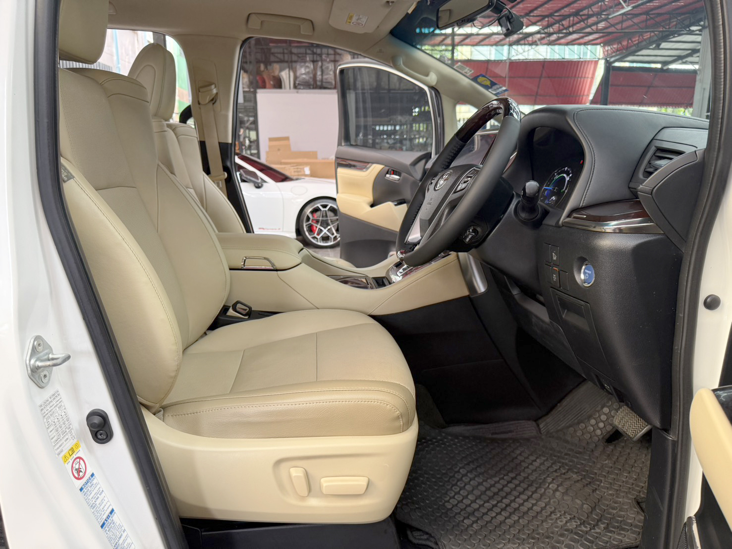 TOYOTA ALPHARD 2.5 HYBRID E-FOUR 2018
