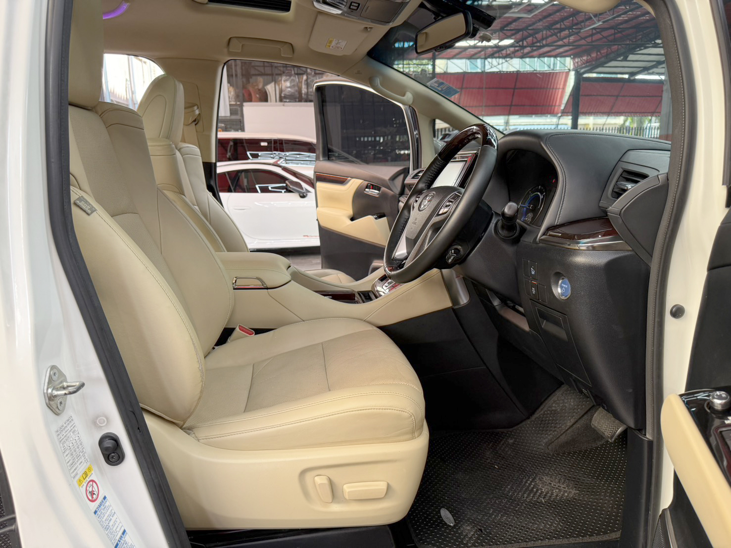 TOYOTA ALPHARD 2.5 HYBRID E-FOUR ปี2017