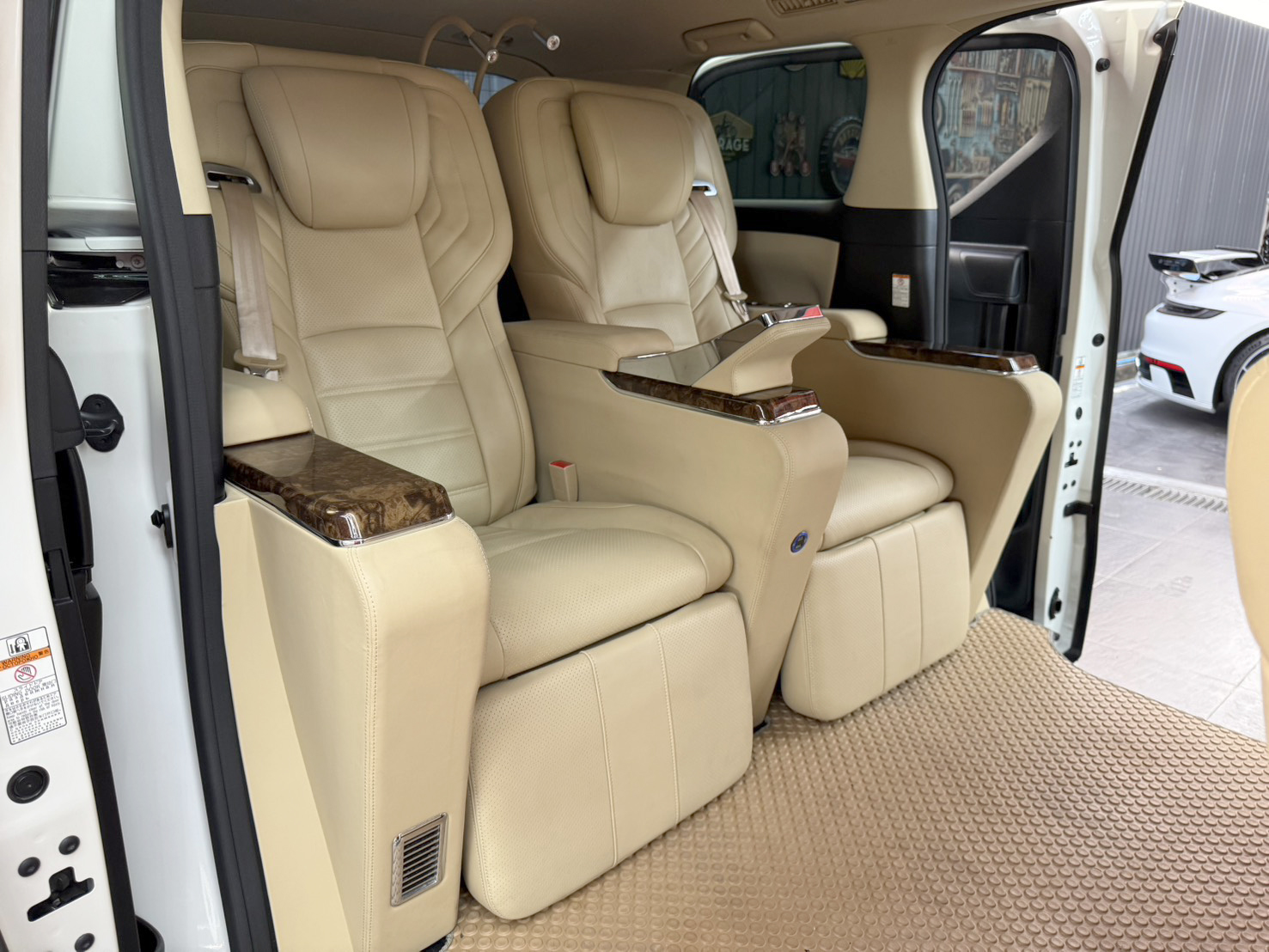 TOYOTA ALPHARD 2.5 X HYBRID 2016