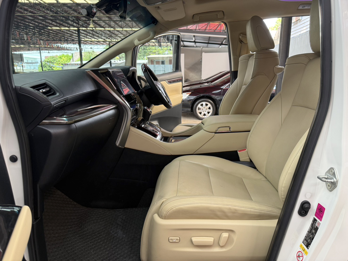 TOYOTA ALPHARD 2.5 HYBRID E-FOUR 2018