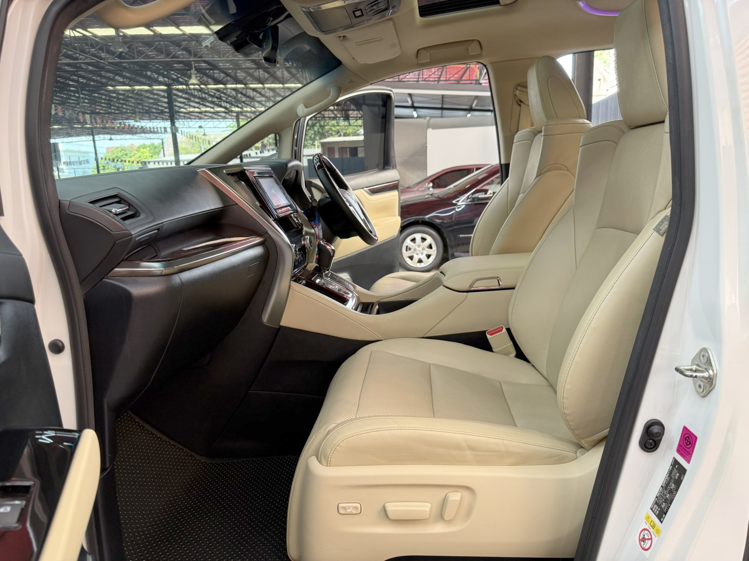 TOYOTA ALPHARD 2.5 HYBRID E-FOUR ปี2017