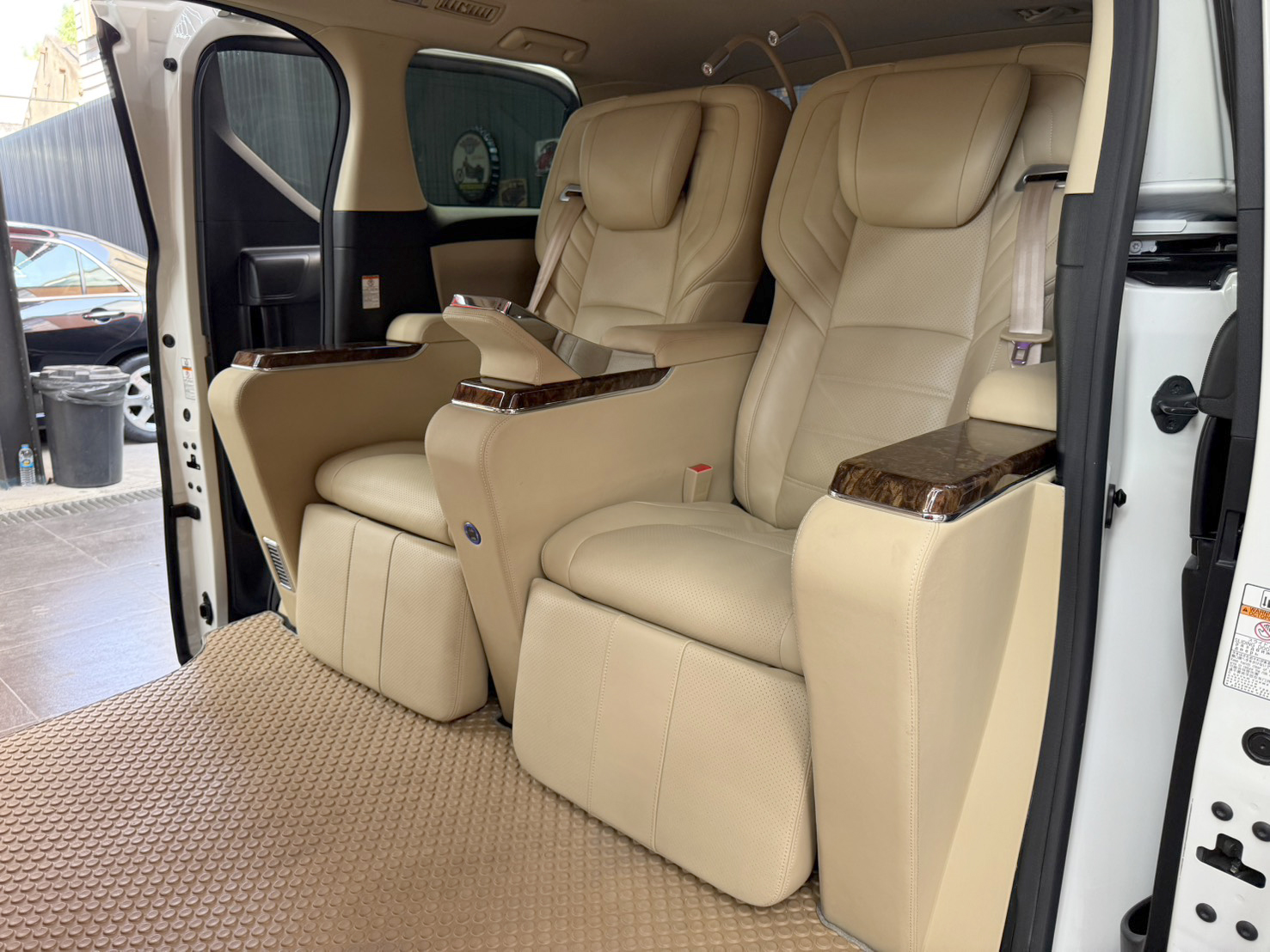 TOYOTA ALPHARD 2.5 X HYBRID 2016