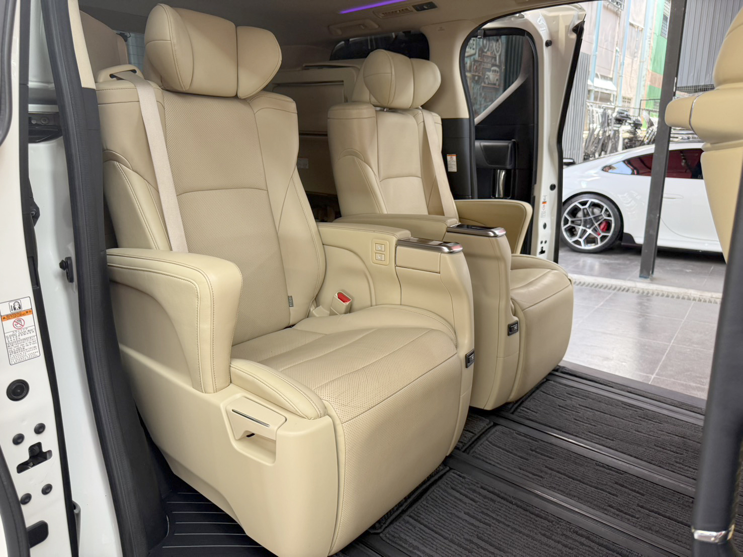 TOYOTA ALPHARD 2.5 HYBRID E-FOUR 2018