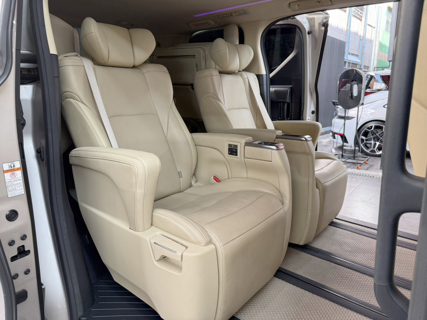 TOYOTA ALPHARD 2.5 HYBRID X 4WD 2019