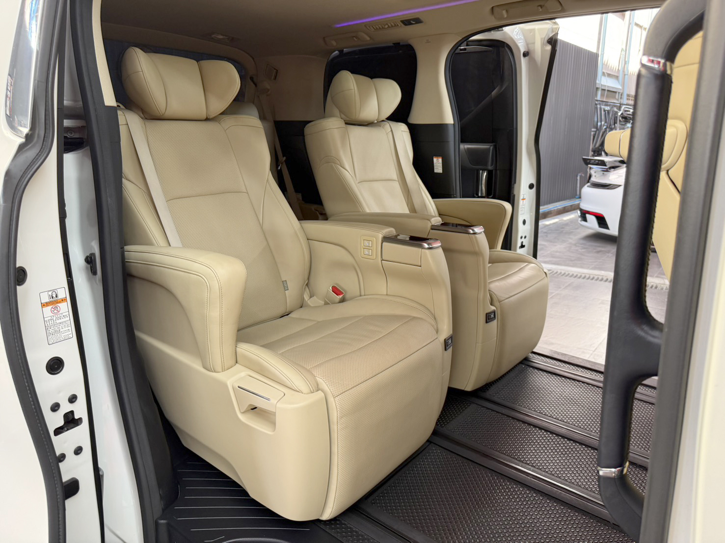 TOYOTA ALPHARD 2.5 HYBRID E-FOUR ปี2017