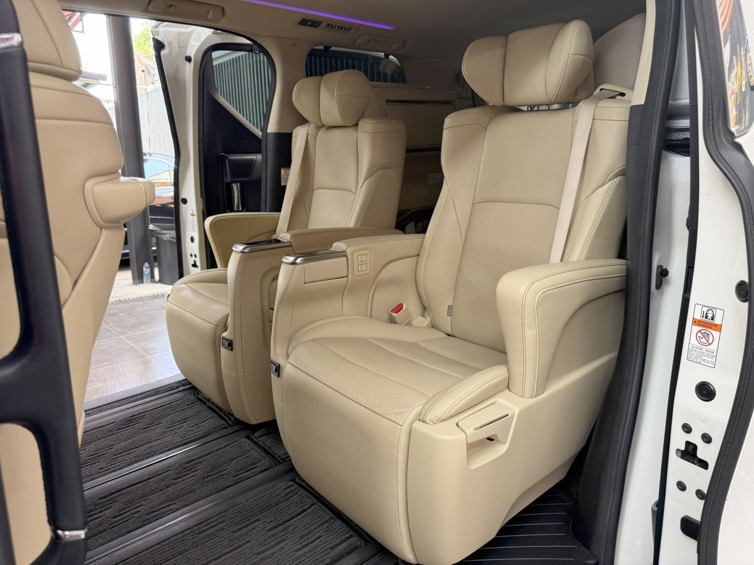 TOYOTA ALPHARD 2.5 HYBRID E-FOUR 2018
