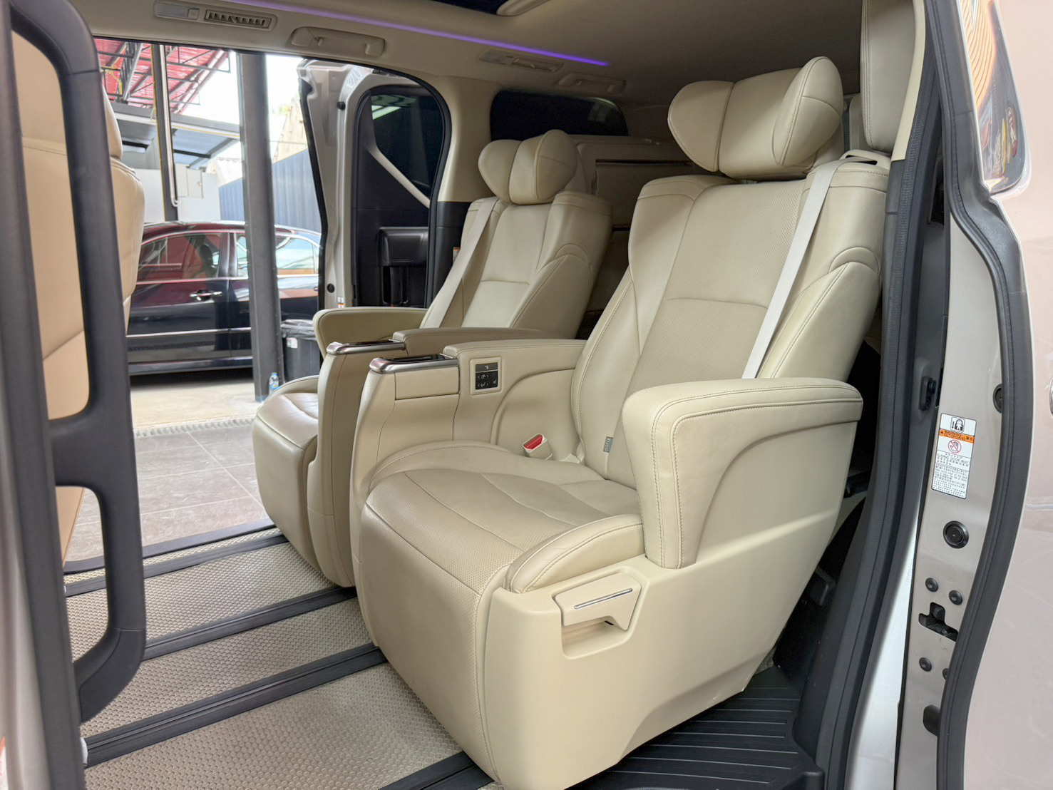 TOYOTA ALPHARD 2.5 HYBRID X 4WD 2019
