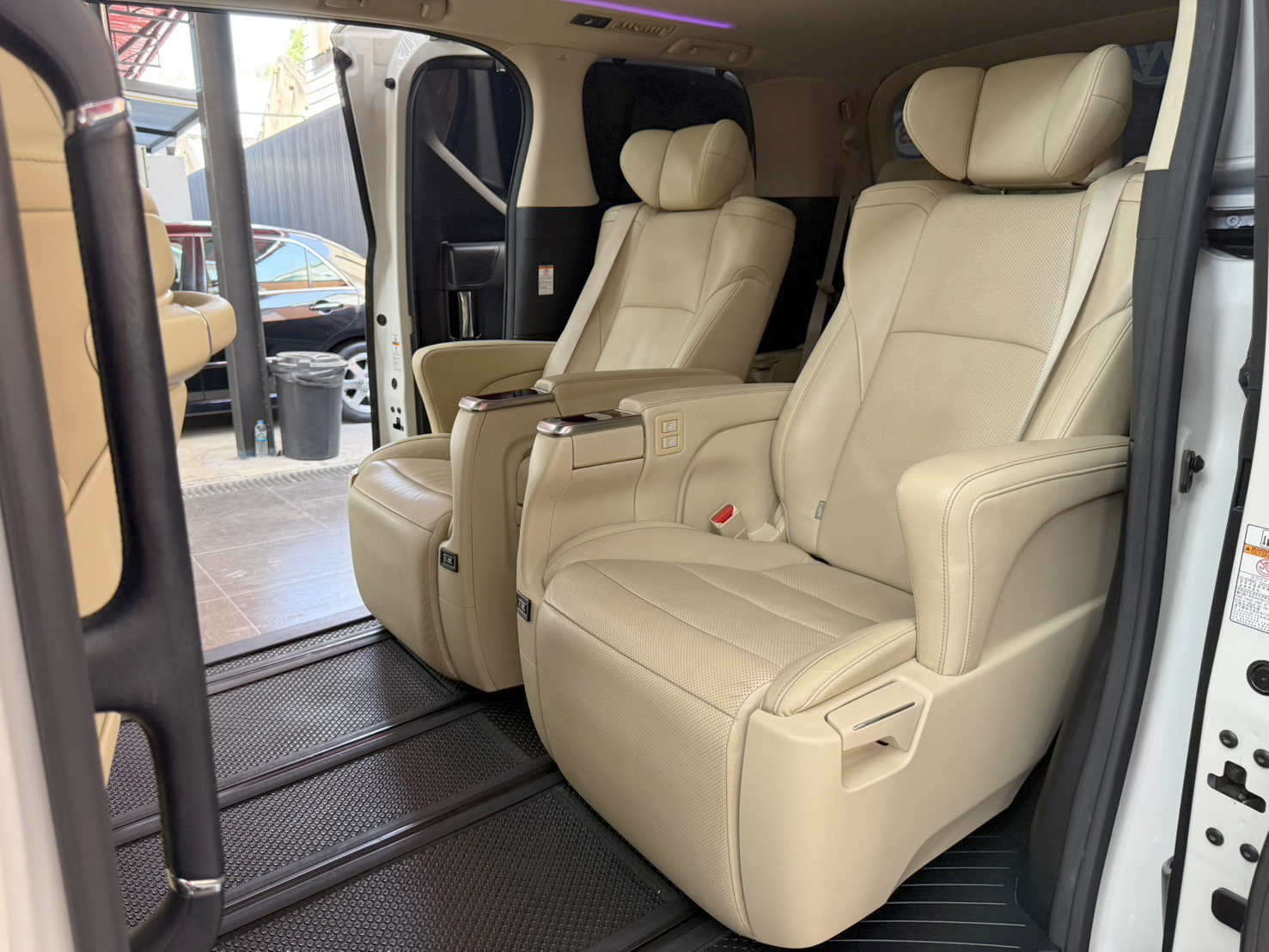 TOYOTA ALPHARD 2.5 HYBRID E-FOUR ปี2017