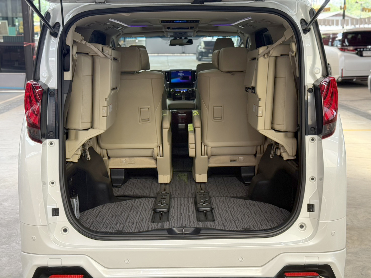 TOYOTA ALPHARD 2.5 HYBRID E-FOUR 2018