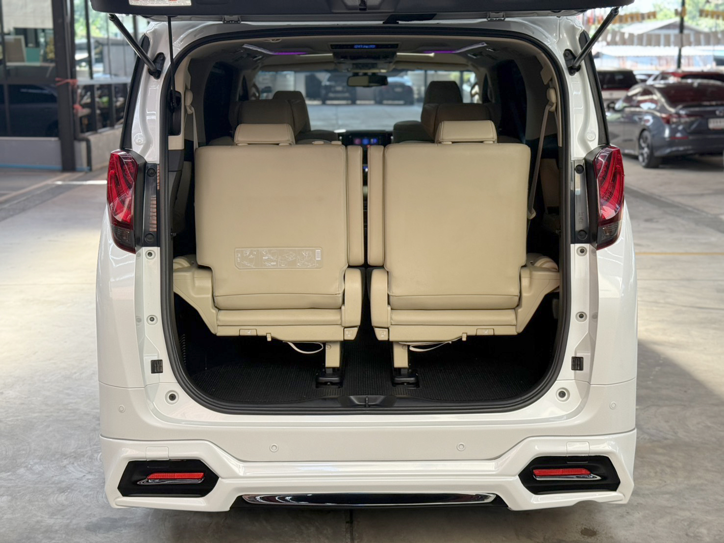 TOYOTA ALPHARD 2.5 HYBRID E-FOUR ปี2017