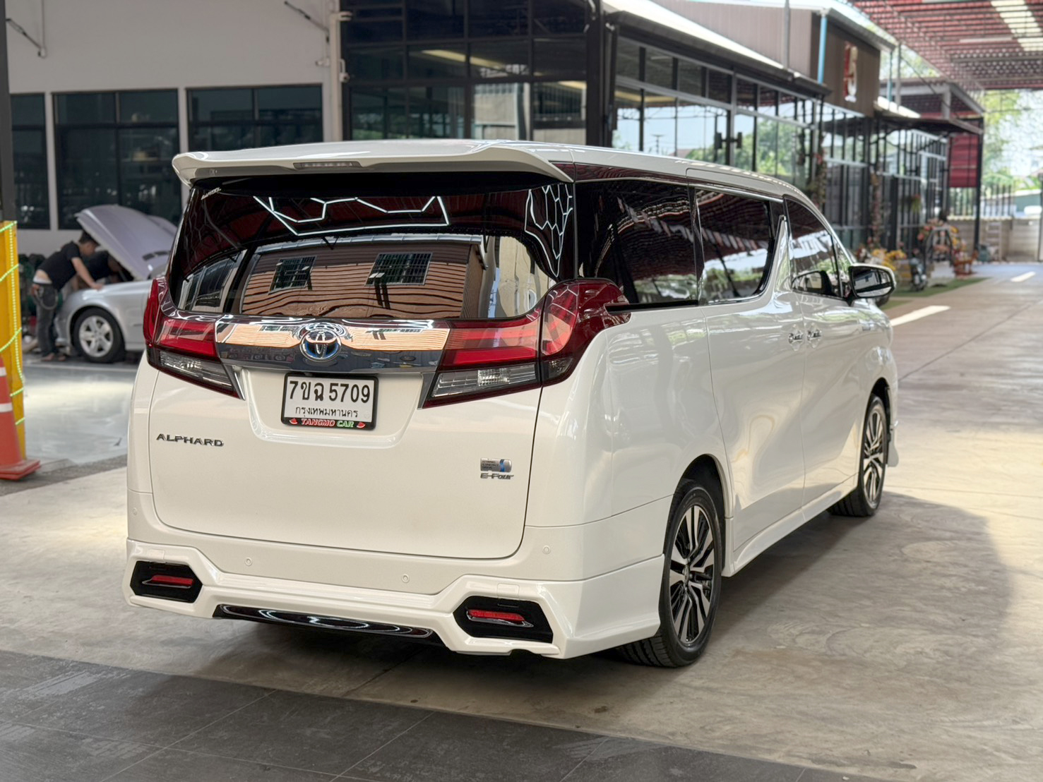 TOYOTA ALPHARD 2.5 HYBRID E-FOUR ปี2017