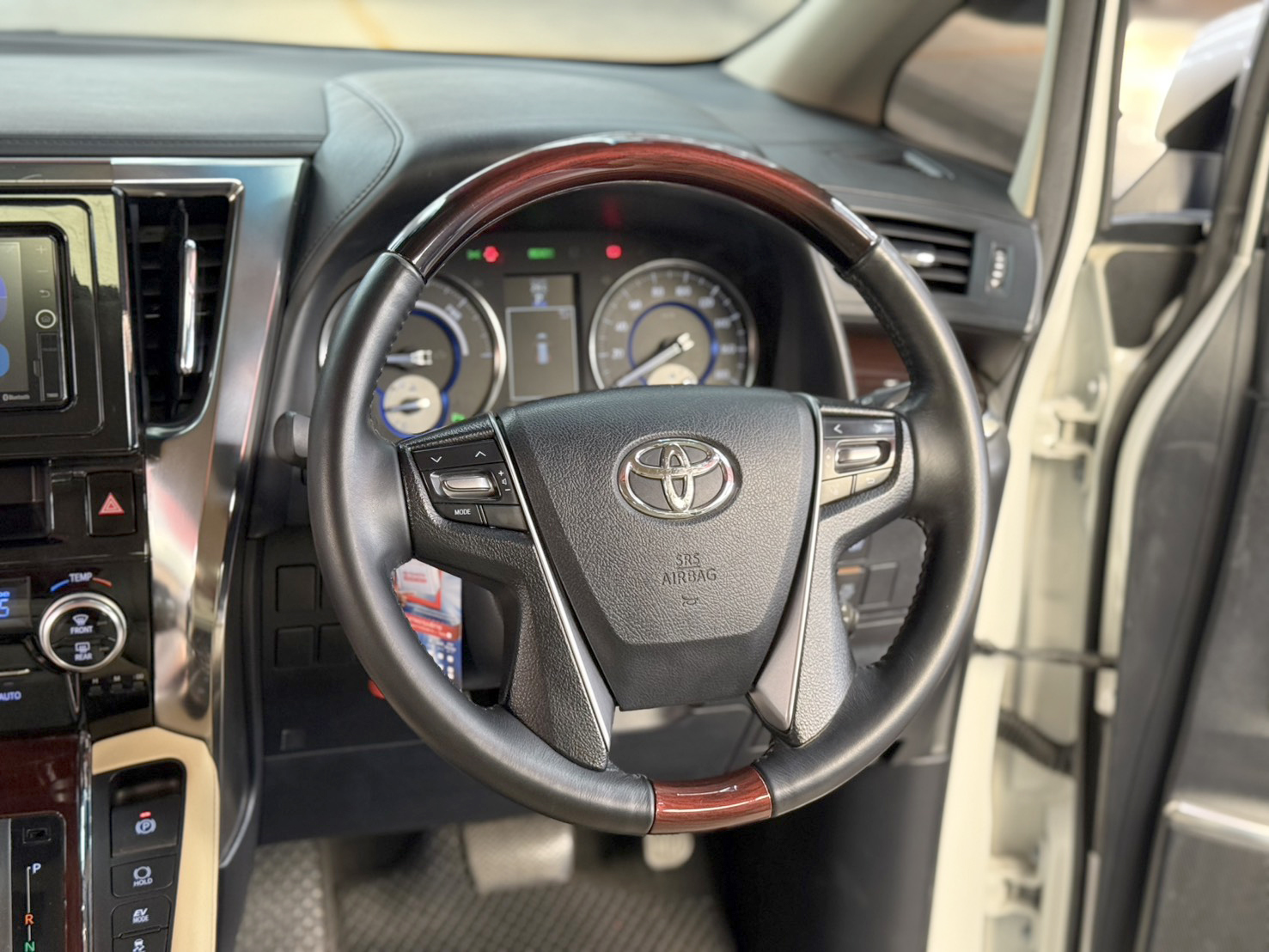 TOYOTA ALPHARD 2.5 HYBRID E-FOUR ปี2017