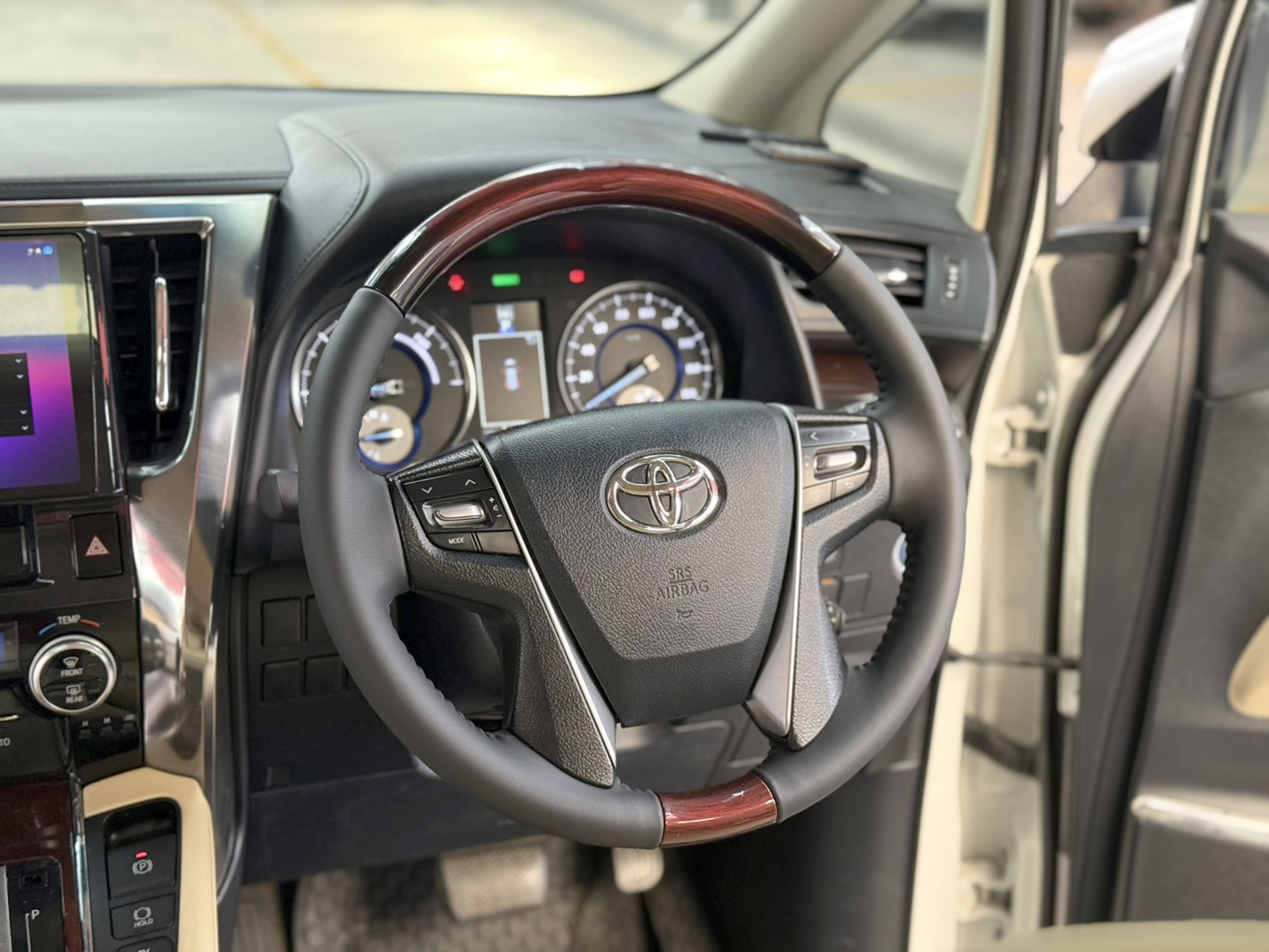 TOYOTA ALPHARD 2.5 HYBRID E-FOUR 2018