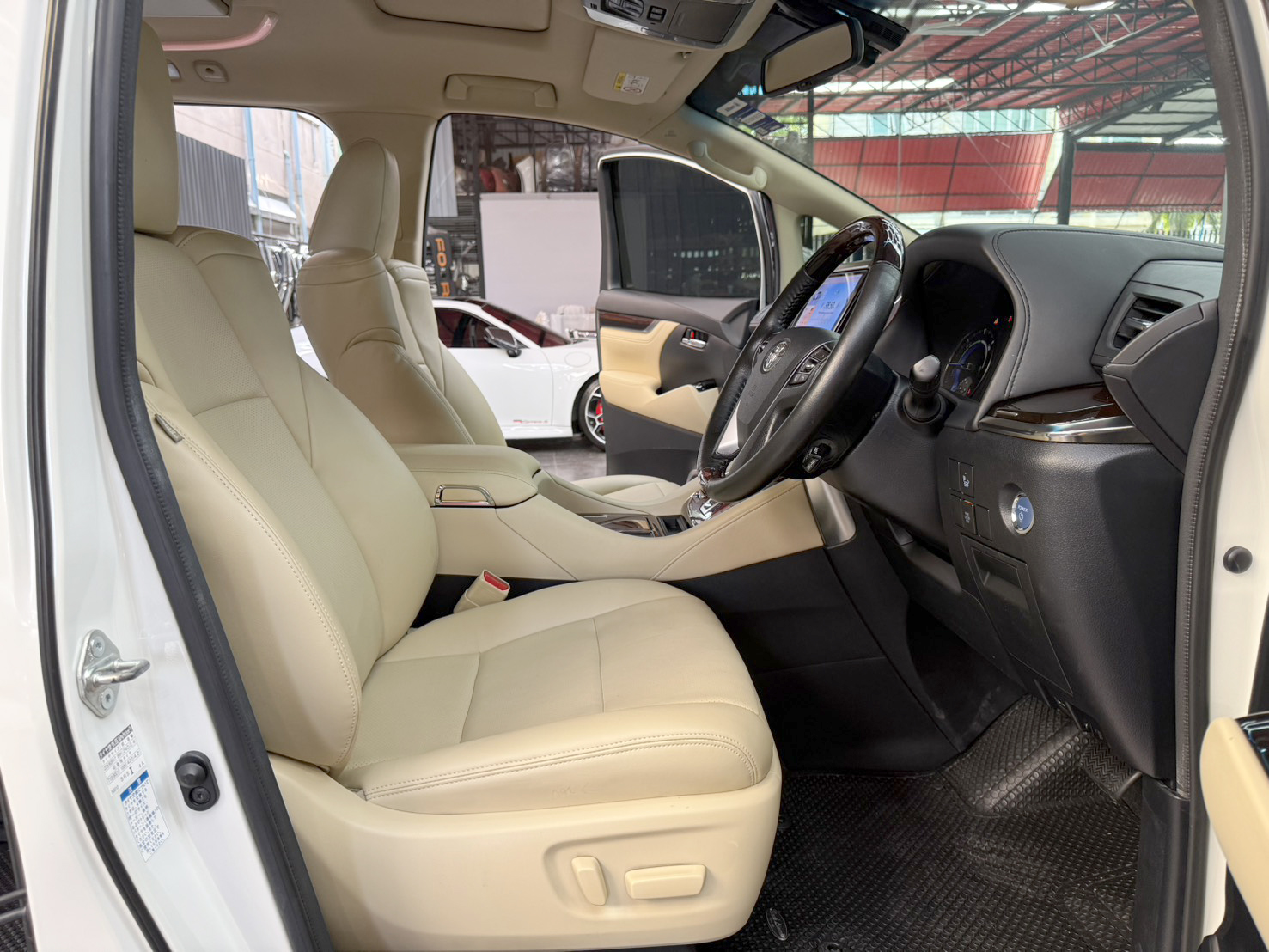 TOYOTA ALPHARD 2.5 HYBRID 2017