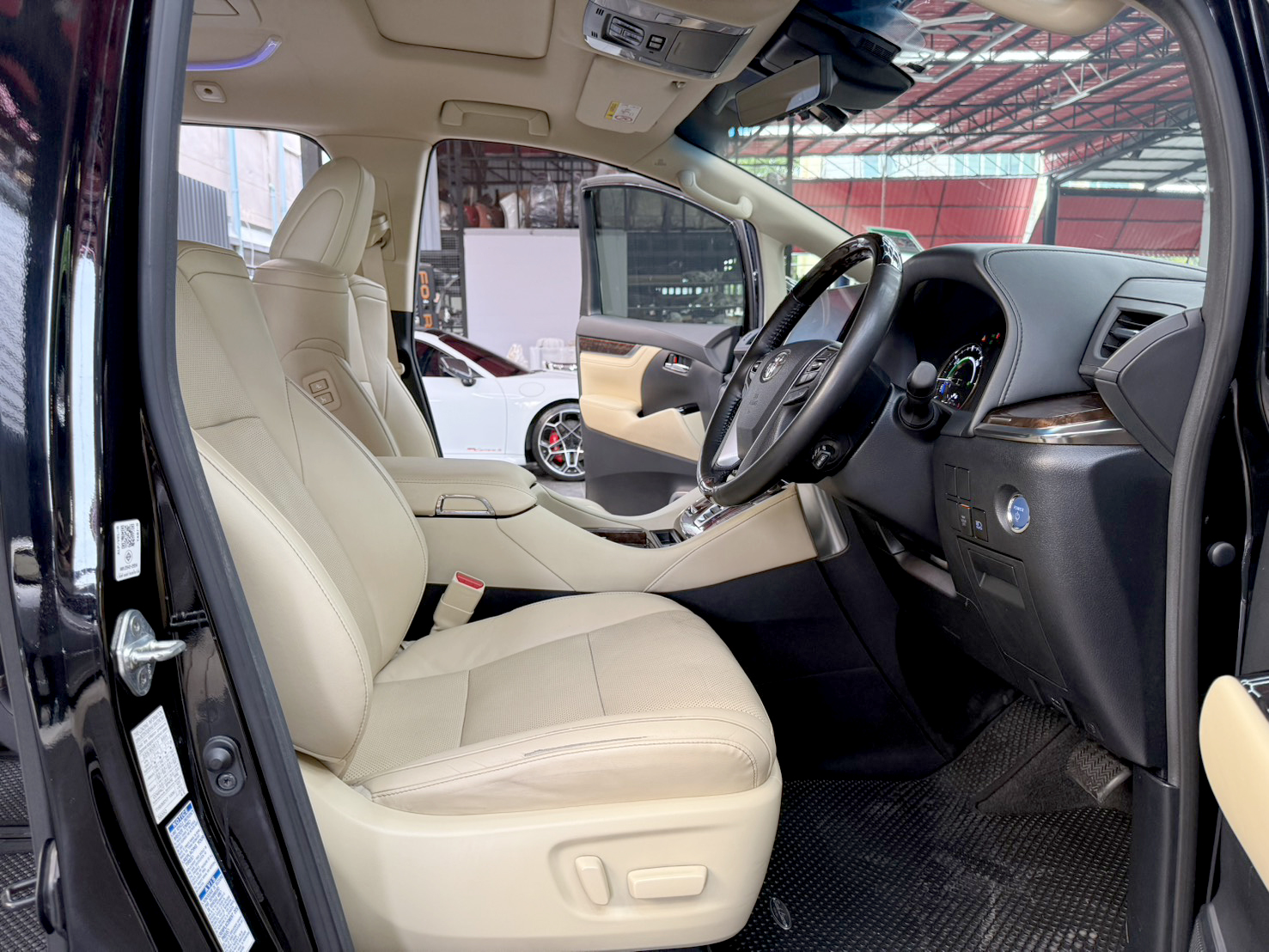 TOYOTA ALPHARD 2.5 HYBRID E-FOUR 2023