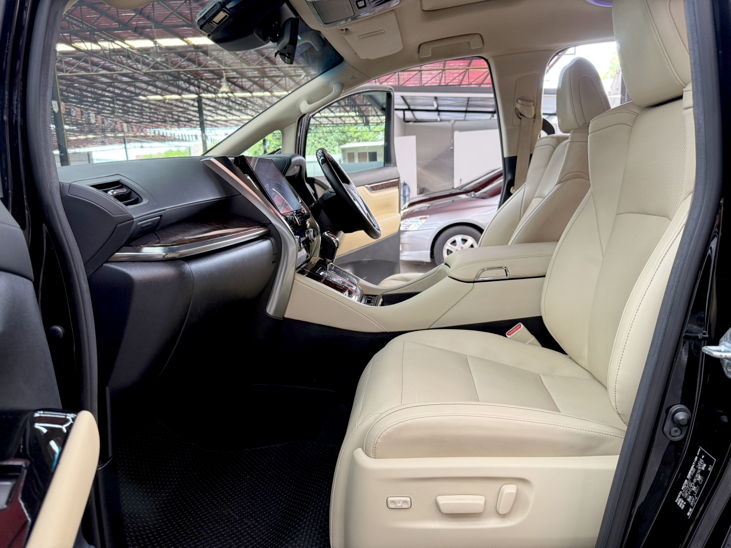 TOYOTA ALPHARD 2.5 HYBRID E-FOUR 2023