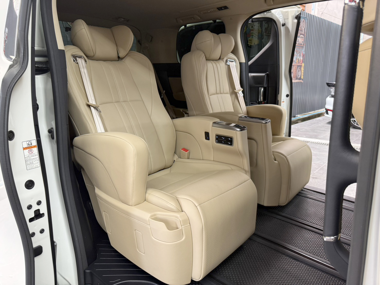 TOYOTA ALPHARD 2.5 G HYBRID 2016