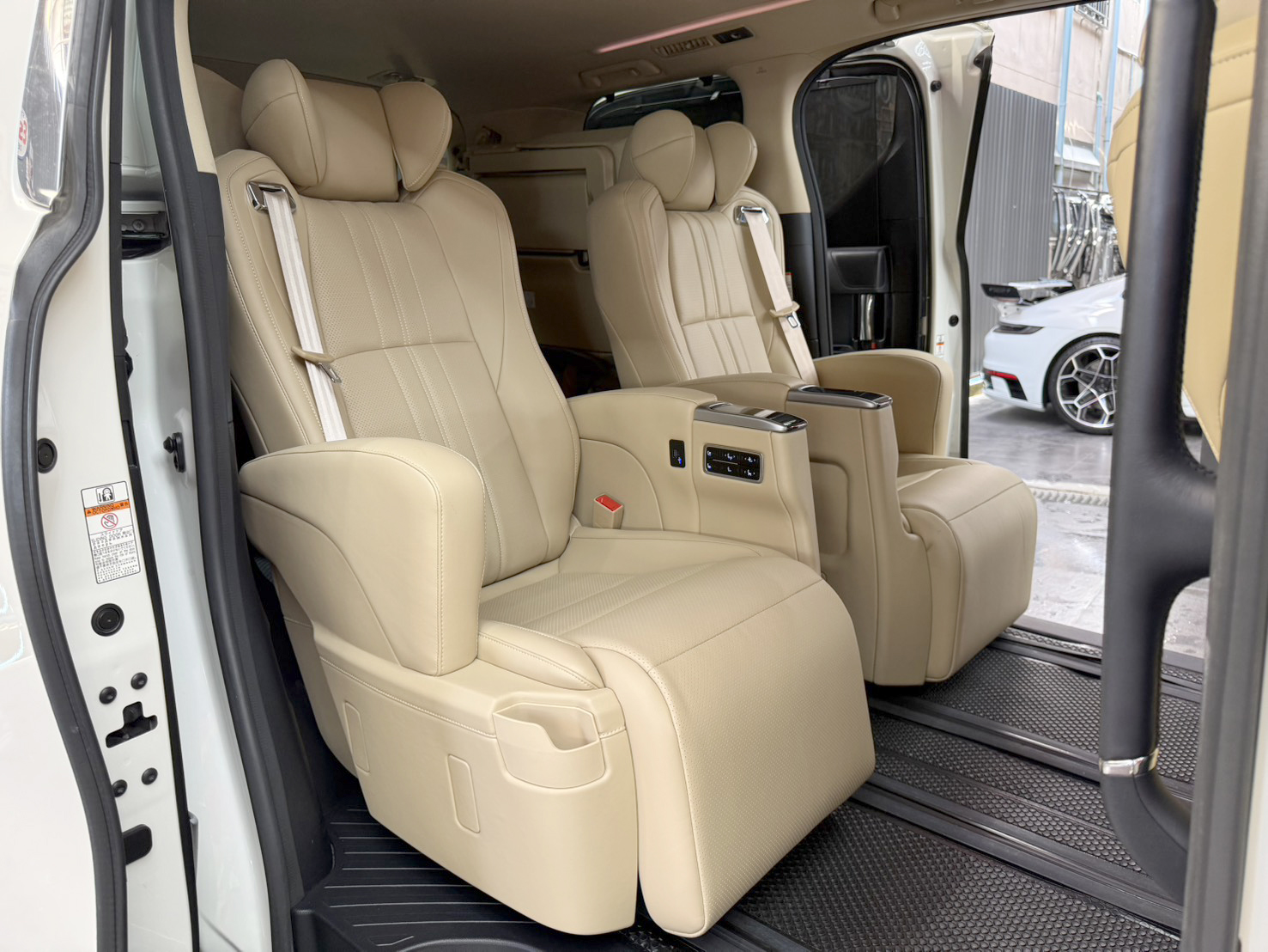 TOYOTA ALPHARD 2.5 HYBRID 2017