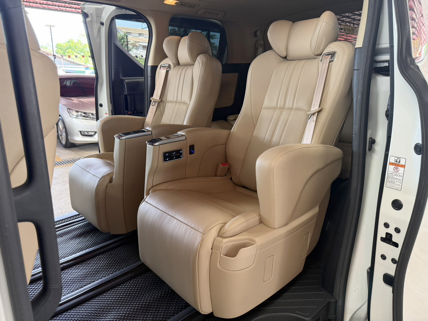 TOYOTA ALPHARD 2.5 HYBRID 2017
