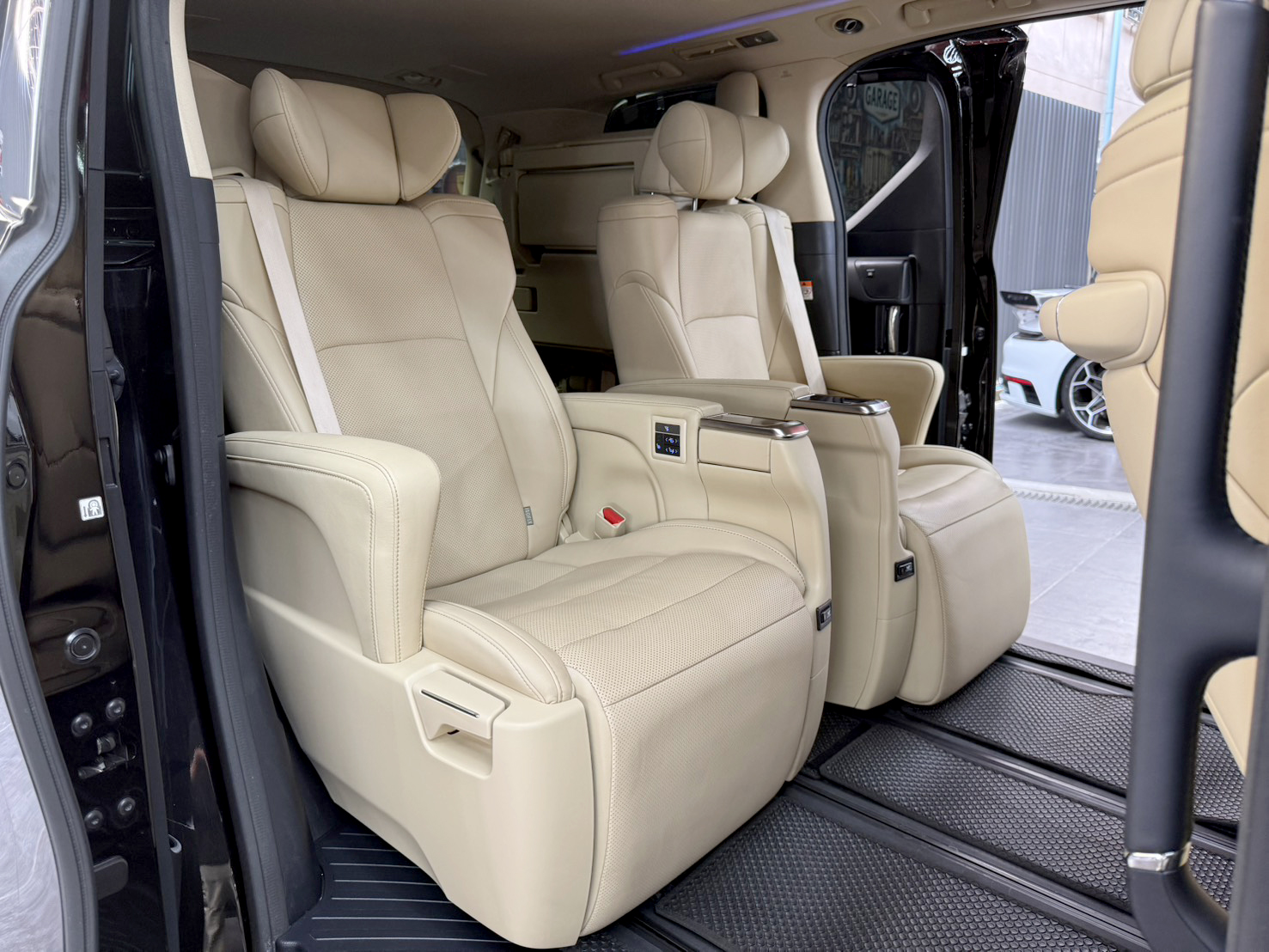 TOYOTA ALPHARD 2.5 HYBRID E-FOUR 2023