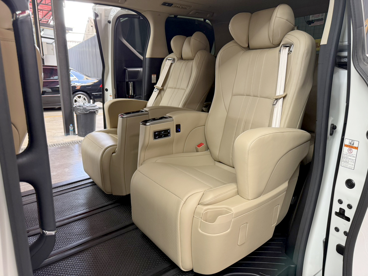 TOYOTA ALPHARD 2.5 G HYBRID 2016