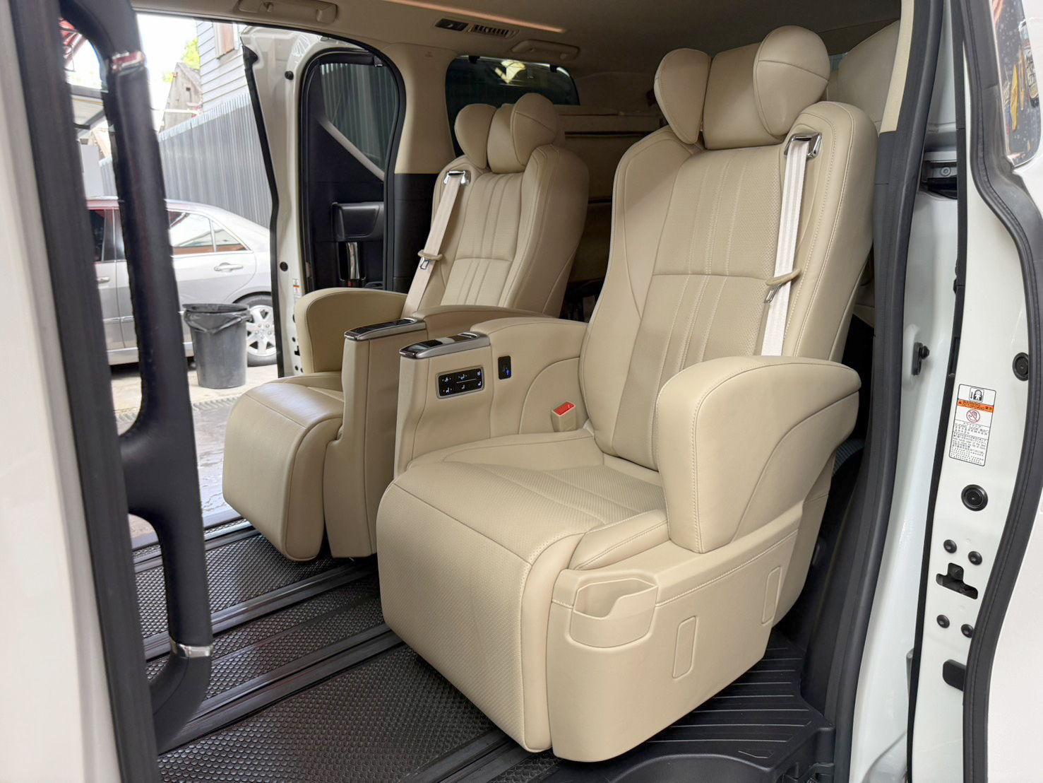 TOYOTA ALPHARD 2.5 HYBRID 2017