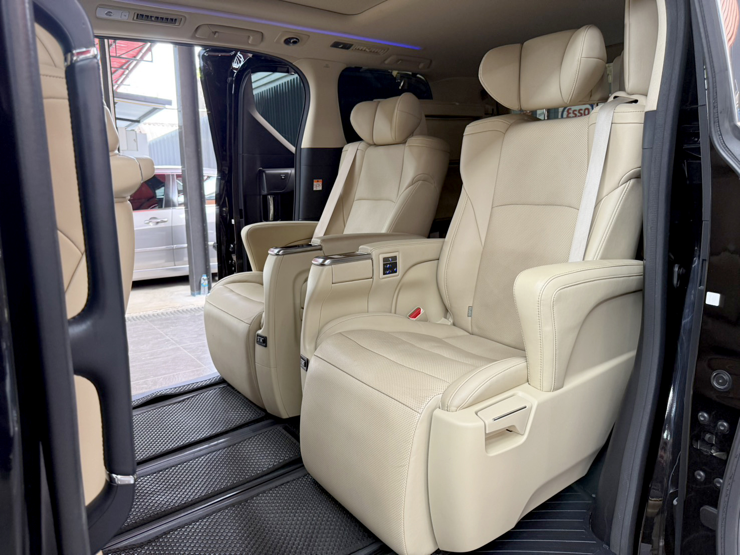 TOYOTA ALPHARD 2.5 HYBRID E-FOUR 2023