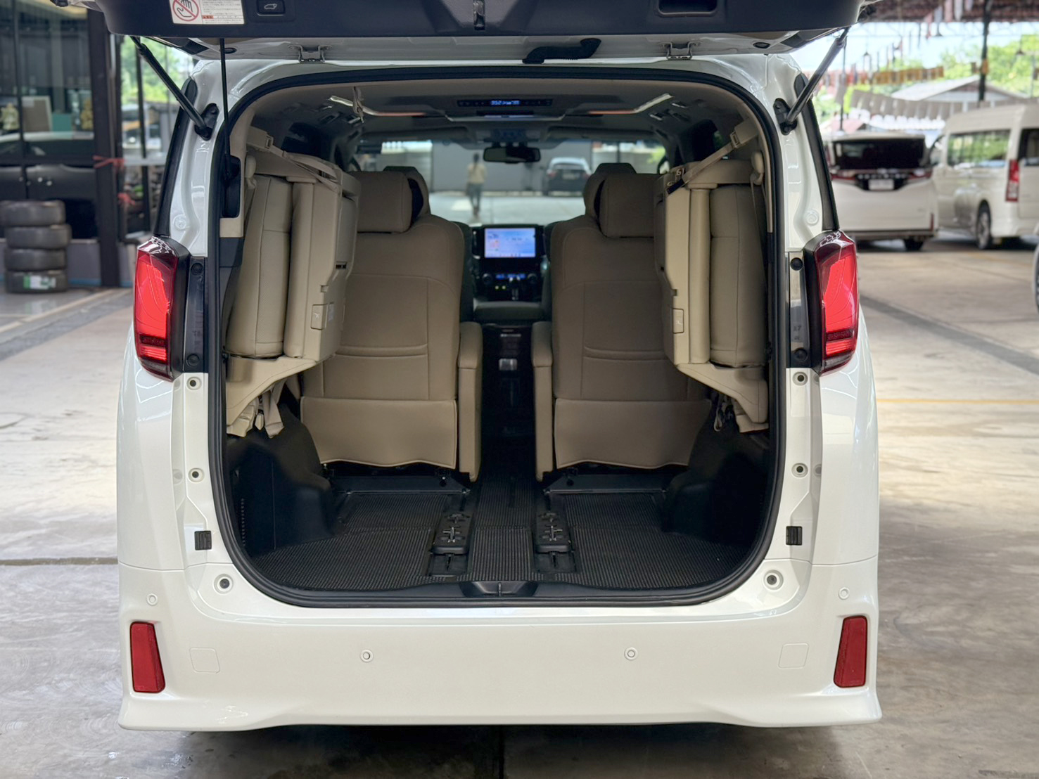TOYOTA ALPHARD 2.5 HYBRID 2017